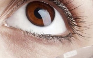 怎么拿隐形眼镜出啦，怎么拿隐形眼镜出啦眼屎